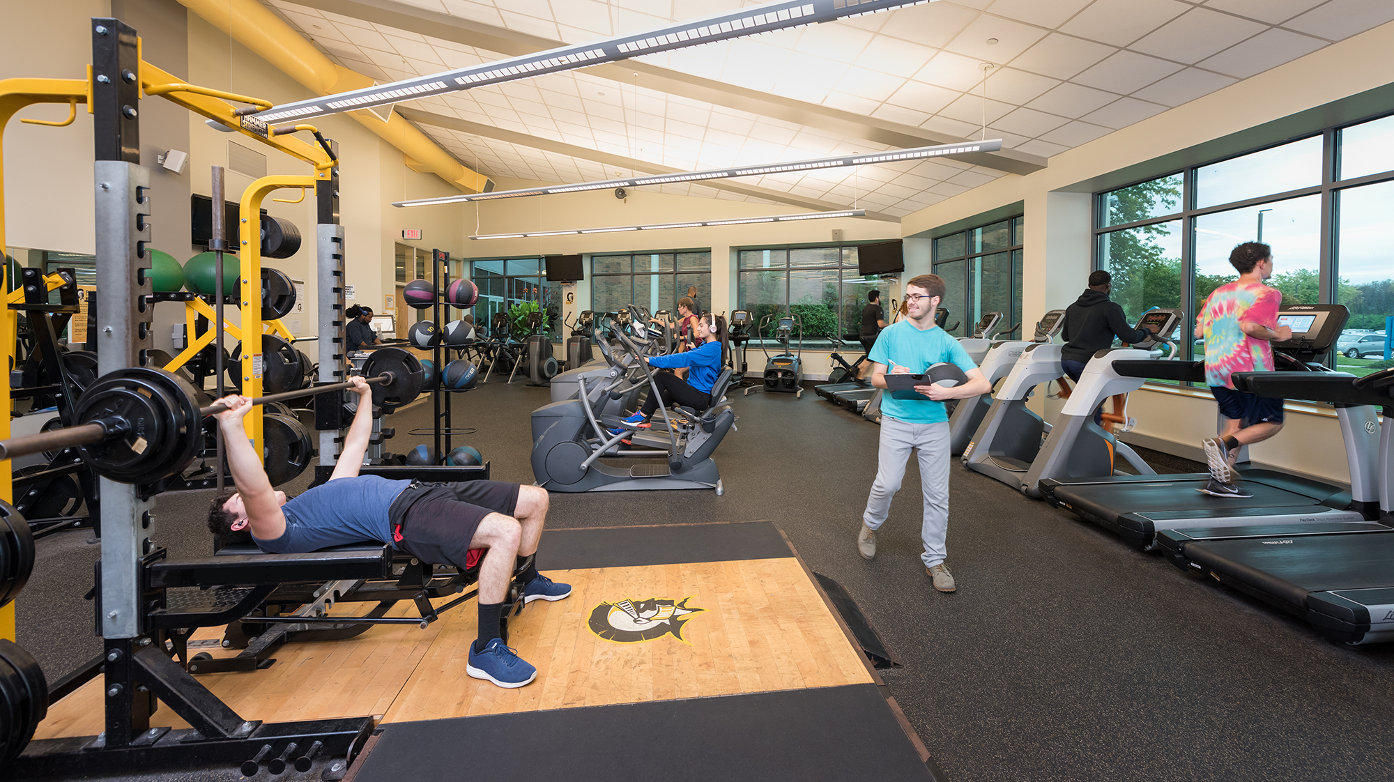 multiple people working out in a gym